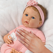 Load image into Gallery viewer, The Ashton - Drake Galleries Chloe Coos So Truly Real® Vinyl Interactive Doll Breathes and Coos Weighted Poseable Baby Girl Doll by Linda Murray 18"-inches - RCE Global Solutions